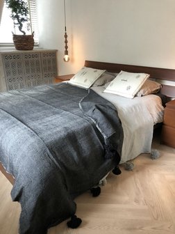 Marokkaans pompom deken 185x300 cm vintage black met zwarte pom poms