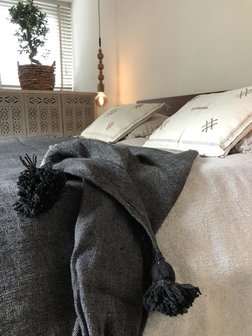 Marokkaans pompom deken 185x300 cm vintage black met zwarte pom poms