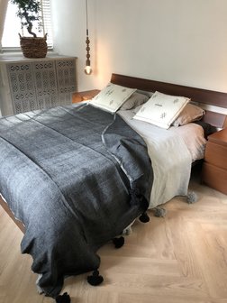 Marokkaans pompom deken 185x300 cm vintage black met zwarte pom poms