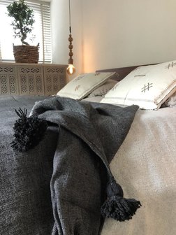 Marokkaans pompom deken 185x300 cm vintage black met zwarte pom poms