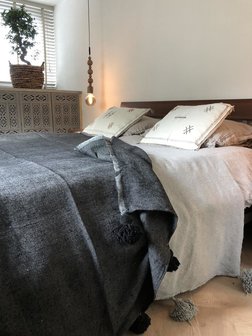 Marokkaans pompom deken 185x300 cm vintage black met zwarte pom poms