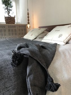 Marokkaans pompom deken 185x300 cm vintage black met zwarte pom poms