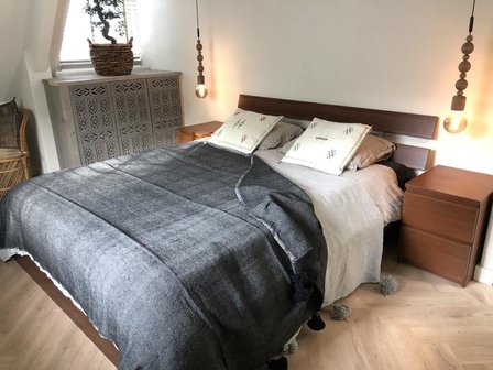 Marokkaans pompom deken 185x300 cm vintage black met zwarte pom poms
