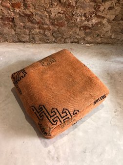 Vintage Boujaad poef 60x60x25cm, handgemaakt Marokkaanse Berber poef