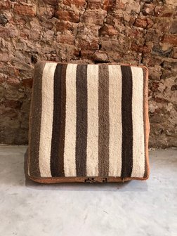 Vintage Boujaad poef 60x60x25cm, handgemaakt Marokkaanse Berber poef