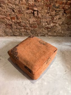Vintage Boujaad poef 60x60x25cm, handgemaakt Marokkaanse Berber poef