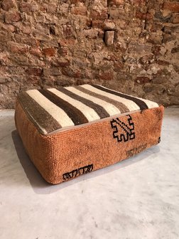 Vintage Boujaad poef 60x60x25cm, handgemaakt Marokkaanse Berber poef