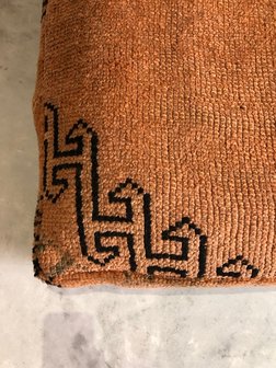 Vintage Boujaad poef 60x60x25cm, handgemaakt Marokkaanse Berber poef