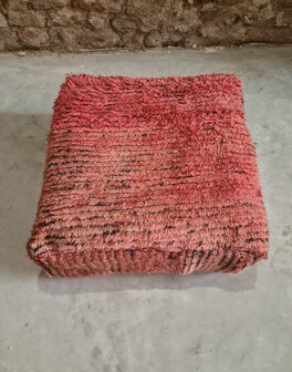 Vintage Boujaad poef 60x60x25cm, handgemaakt Marokkaanse Berber poef