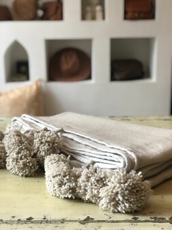 Marokkaans pompom deken 185x300 cm zand met witte bies