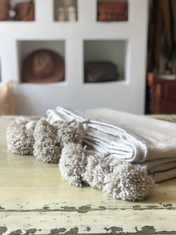 Marokkaans pompom deken 185x300 cm zand met witte bies