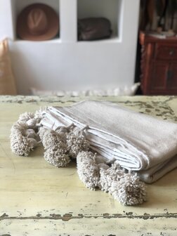 Marokkaans pompom deken 185x300 cm zand met witte bies