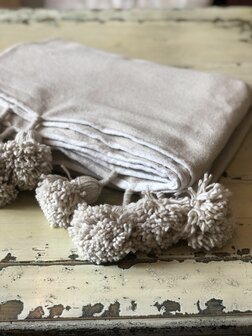 Marokkaans pompom deken 185x300 cm zand met witte bies