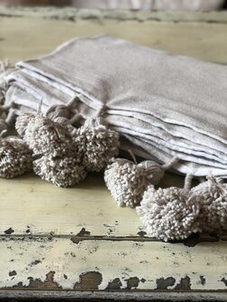 Marokkaans pompom deken 185x300 cm zand met witte bies
