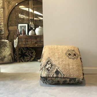 Vintage Boujaad poef 60x60x25cm, handgemaakt Marokkaanse Berber poef