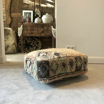 Vintage Boujaad poef 60x60x25cm, handgemaakt Marokkaanse Berber poef