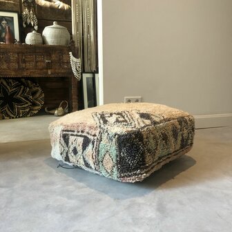 Vintage Boujaad poef 60x60x25cm, handgemaakt Marokkaanse Berber poef