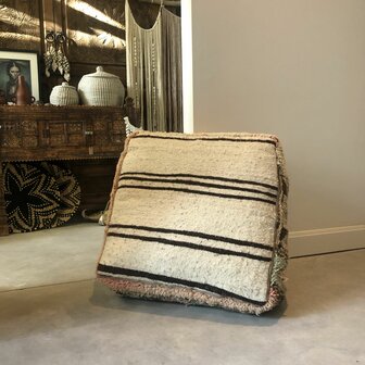 Vintage Boujaad poef 60x60x25cm, handgemaakt Marokkaanse Berber poef