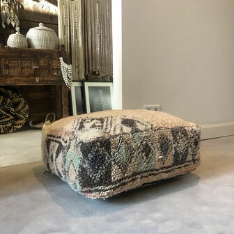 Vintage Boujaad poef 60x60x25cm, handgemaakt Marokkaanse Berber poef