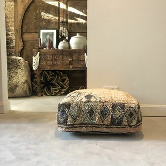 Vintage Boujaad poef 60x60x25cm, handgemaakt Marokkaanse Berber poef