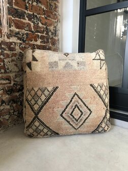 Vintage Boujaad poef 60x60x25cm, handgemaakt Marokkaanse Berber poef