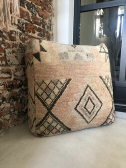 Vintage Boujaad poef 60x60x25cm, handgemaakt Marokkaanse Berber poef