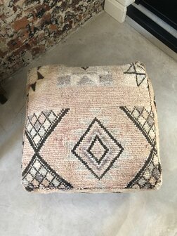 Vintage Boujaad poef 60x60x25cm, handgemaakt Marokkaanse Berber poef