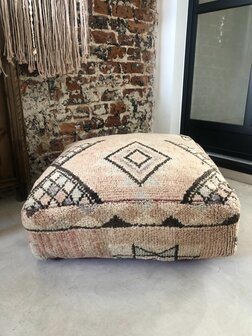 Vintage Boujaad poef 60x60x25cm, handgemaakt Marokkaanse Berber poef