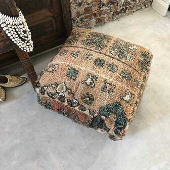 Vintage Boujaad poef 60x60x25cm, handgemaakt Marokkaanse Berber poef