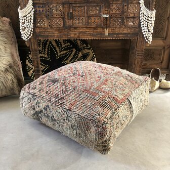 Vintage Boujaad poef 60x60x25cm, handgemaakt Marokkaanse Berber poef