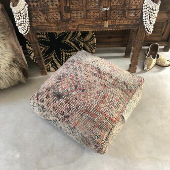 Vintage Boujaad poef 60x60x25cm, handgemaakt Marokkaanse Berber poef