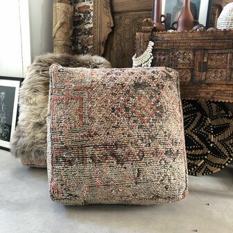 Vintage Boujaad poef 60x60x25cm, handgemaakt Marokkaanse Berber poef