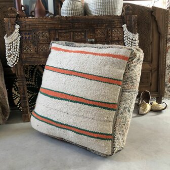 Vintage Boujaad poef 60x60x25cm, handgemaakt Marokkaanse Berber poef