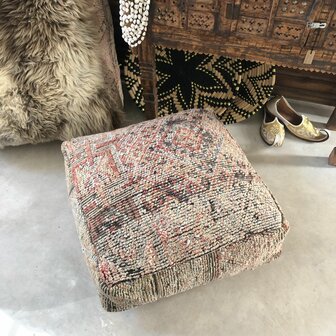Vintage Boujaad poef 60x60x25cm, handgemaakt Marokkaanse Berber poef