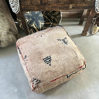 Vintage Boujaad poef 60x60x25cm, handgemaakt Marokkaanse Berber poef
