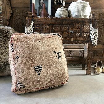 Vintage Boujaad poef 60x60x25cm, handgemaakt Marokkaanse Berber poef