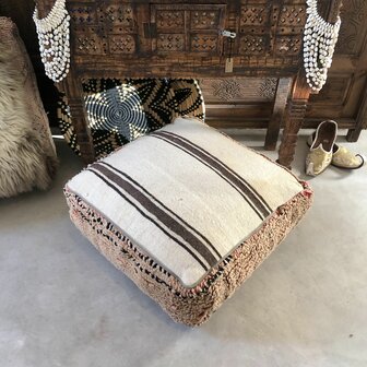 Vintage Boujaad poef 60x60x25cm, handgemaakt Marokkaanse Berber poef