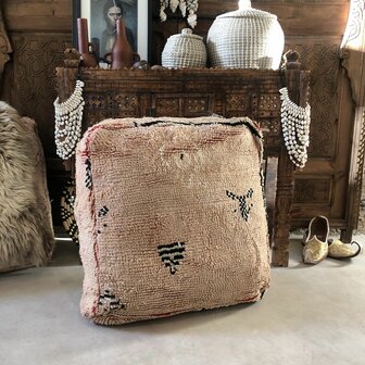 Vintage Boujaad poef 60x60x25cm, handgemaakt Marokkaanse Berber poef