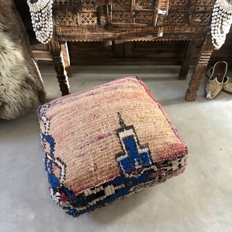 Vintage Boujaad poef 60x60x25cm, handgemaakt Marokkaanse Berber poef