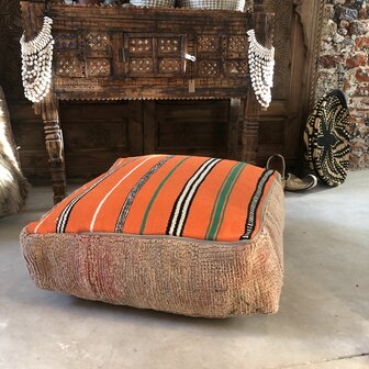 Vintage Boujaad poef 60x60x25cm, handgemaakt Marokkaanse Berber poef