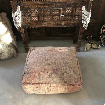 Vintage Boujaad poef 60x60x25cm, handgemaakt Marokkaanse Berber poef