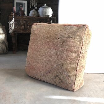 Vintage Boujaad poef 60x60x25cm, handgemaakt Marokkaanse Berber poef