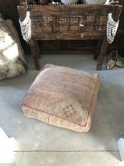 Vintage Boujaad poef 60x60x25cm, handgemaakt Marokkaanse Berber poef