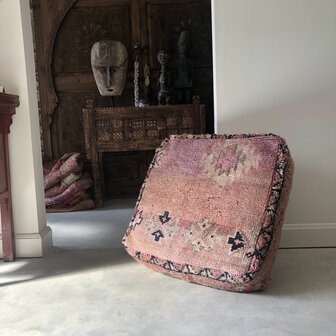 Vintage Boujaad poef 60x60x25cm, handgemaakt Marokkaanse Berber poef