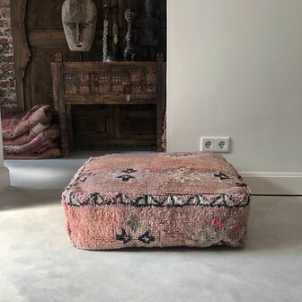 Vintage Boujaad poef 60x60x25cm, handgemaakt Marokkaanse Berber poef