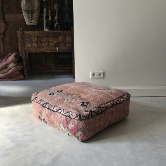 Vintage Boujaad poef 60x60x25cm, handgemaakt Marokkaanse Berber poef