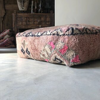 Vintage Boujaad poef 60x60x25cm, handgemaakt Marokkaanse Berber poef