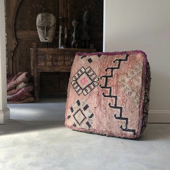 Vintage Boujaad poef 60x60x25cm, handgemaakt Marokkaanse Berber poef