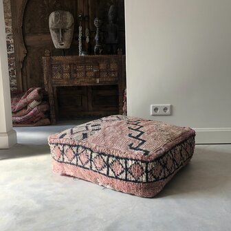 Vintage Boujaad poef 60x60x25cm, handgemaakt Marokkaanse Berber poef