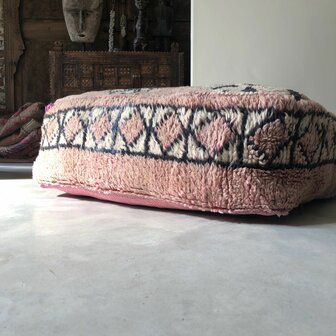 Vintage Boujaad poef 60x60x25cm, handgemaakt Marokkaanse Berber poef